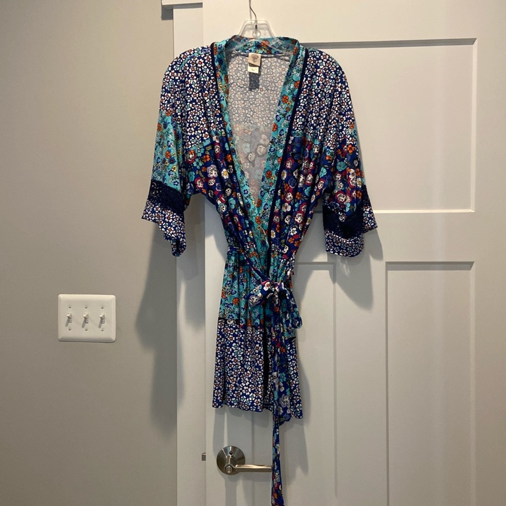 In Bloom floral kimono style robe with lace detailing on sleeves - size Medium